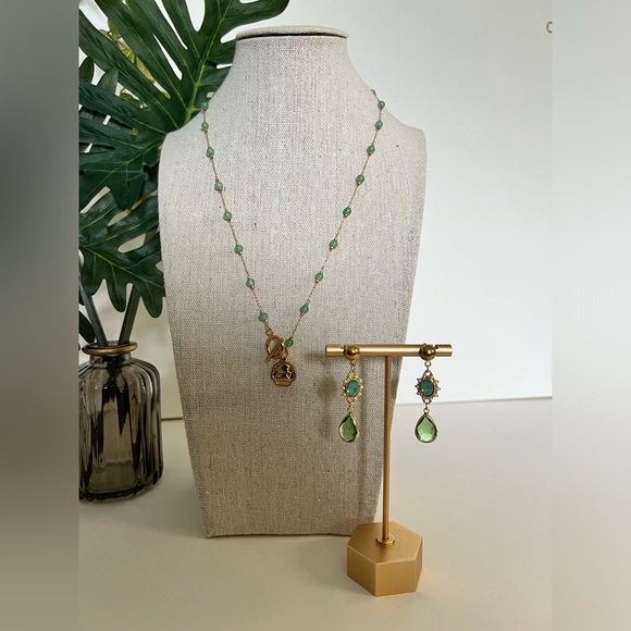 Elegant Angel Gold & Green Victorian-Inspired Necklace with Matching Earrings - Picture 4 of 13